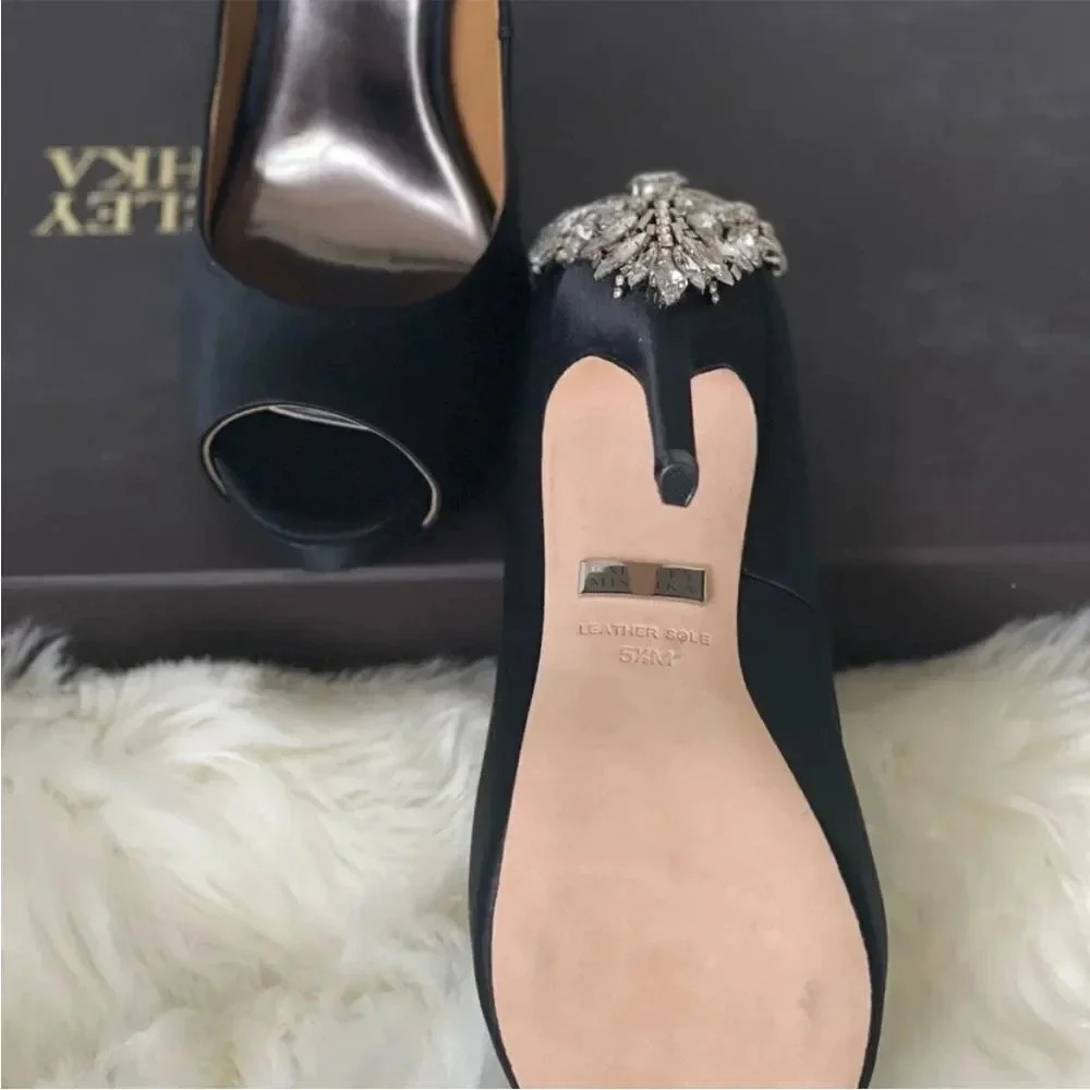 BADGLEY MISCHKA- WOMEN'S KIARA EMBELLISHED PEEP-TOE PUMP- BLACK…Size 5.5M - Picture 6 of 7